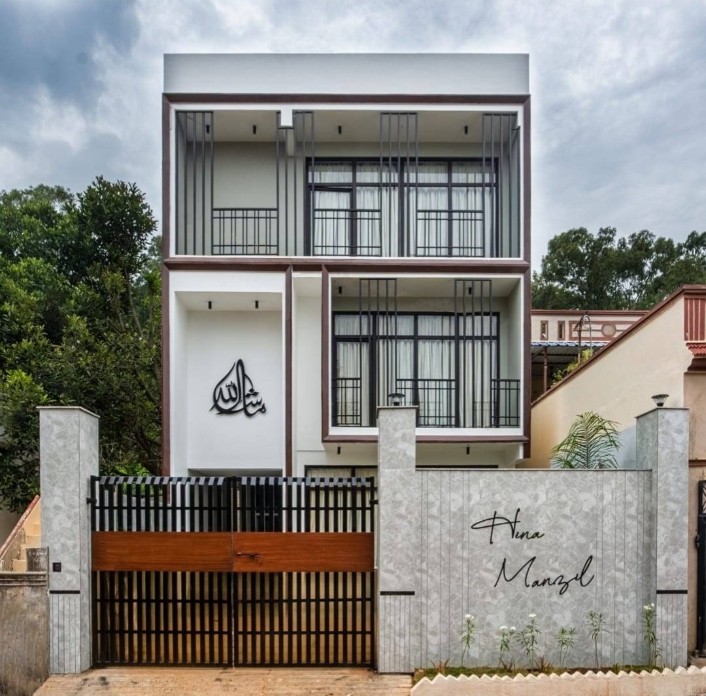 Hina Manzil villa facade in daylight